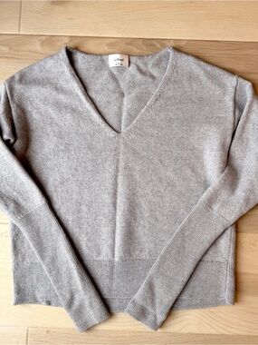 Aritzia Wilfred V-Neck Drop Shoulder Knit Sweater Heather Gray Size XS